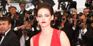 Thanksgiving, Kristen Stewart Malah Pasang Wajah Muram