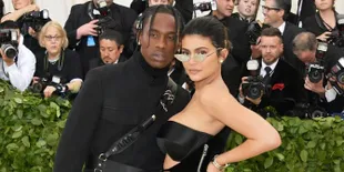 Thanksgiving, Kylie Jenner Pamer Foto Bareng Travis Scott & Stormi Webster