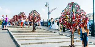 The Bridge of Kisses, Tempat Romantis Bagi Pengantin Baru