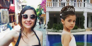 Tiba di Bali, Selin Sezgin Pose 'Rock n Roll' Bareng Isabella