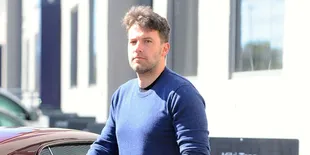 Tiba di Bandara, Fans Kerubuti Ben Affleck Ajak Selfie Bareng