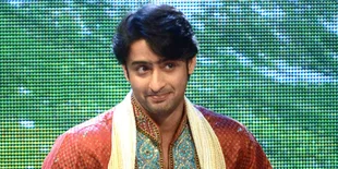 Tiba di Indonesia, Shaheer Sheikh Disambut Gadis Cantik Ini