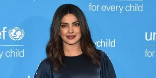 Tidur Bareng, Priyanka Chopra Bersandar di Bahu Zac Efron