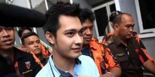 Tiga Siswi SMP Datang Mendukung Eza Gionino di Persidangan