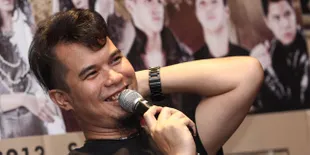 Tinggalkan Kejaksaan, Ahmad Dhani Pamerkan Ular Belangnya