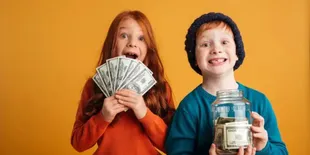 Tips Bantu Anak Belajar Menabung, Ajarkan Mereka Kelola Uang THR Lebaran dengan Bijak