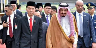 Tiru Raja Salman Kenakan Bhist, Bagaimana Penampilan Jokowi?