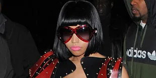 Tonjolkan Dada, Nicki Minaj Tampil Super Seksi Saat Natal