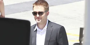 Tonton Konser, Robert Pattinson Gandeng Dua Wanita Sekaligus!