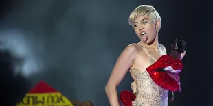 Tonton Penampilan Taylor Swift di VMA, Miley Cyrus 'Poker Face'