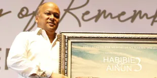 Tonton Trailer 'HABIBIE &#38; AINUN 3', Ilham Akbar Teteskan Air Mata Ingat Sang Ayah