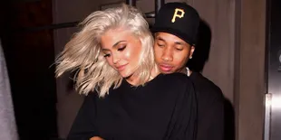 Topless & Intim, Kylie Jenner Cium Mesra Tyga di Bawah Shower