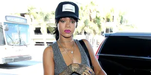 Topless di Cover Majalah, Rihanna Tutup Payudaranya!