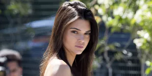 Topless Untuk LOVE Magazine, Kendall Jenner Tak Segan Umbar Bagian Pribadi
