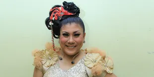 Regina Ivanova Ingin Foto di Monas Dengan Mobil Baru