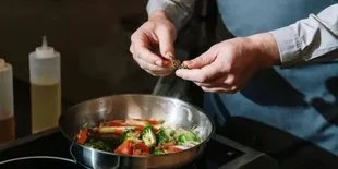 Trik Jitu Kurangi Kalori Minyak Saat Memasak