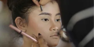 Trik Mudah Membuat Alis yang Rapi untuk Pemula, Bikin Alis Terlihat Natural dan Simetris