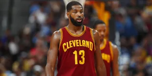 Tristan Thompson Unggah Foto Baby True Saat Pose Bareng Anak Sulungnya