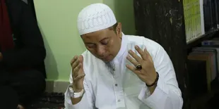Tuai Kontroversi, Opick Buktikan Keaslian Sehelai Rambut Nabi Muhammad yang Dijaganya