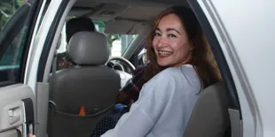 Tulis Kata Cinta, Dewi Rezer Posting Foto Bersandar di Bahu Cowok