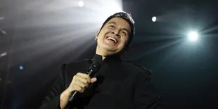 Tulus Borong 5 Piala Sekaligus di AMI Awards 2017