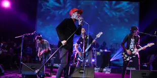 Tunggu 'Open Gate', Penggemar Slank Lantunkan Mars Slankers