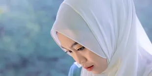 Tutorial Hijab Pashmina untuk Wajah Bulat agar Terlihat Lebih Proporsional