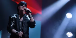 Tutup JogjaROCKarta #4 Vokalis Scorpions Kalungkan Bendera Merah Putih dan Ucapkan Bahasa Indonesia