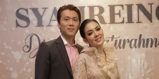 Tutup Kepala Dengan Serbet Saat Makan Steak, Syahrini: Takut Bau Asap