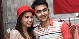 Tya Ariestya Rawat Kucing Peliharaan Bareng Pacar