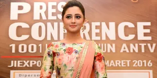 Ucapkan Hari Holi, Rashami Desai Cantik Kenakan Gaun Merah