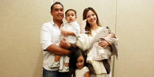 Ucapkan Selamat Berpuasa, Nia Ramadhani &#38; Ardie Tampil Sederhana