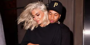 Ucapkan Selamat Ulang Tahun, Kylie Jenner Topless di Depan Tyga