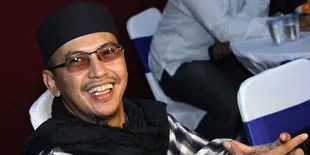 Uje Kritik Ustad Solmed Nangis di Depan TV