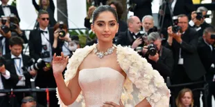 Ulang Tahun, Sonam Kapoor Kado Dirinya Sendiri Tato Baru di...