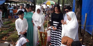 Ultah Almarhum Julia Perez, Keluarga Ajak Anak Yatim ke Kuburan