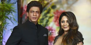 Ultah ke-53, Shahrukh Khan Rayakan Bareng Gauri dan Fans di Mannat