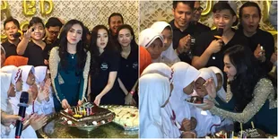 Ultah, Penyanyi Cantik Ini Pilih Rayakan Bersama 50 Anak Yatim