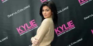 Umbar Kemolekan Tubuh, Kylie Jenner Kembali Pamer Abs Seksi