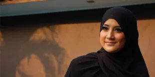 Umi Pipik Gemetar Terima Award Untuk Uje