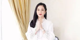 Unggah Foto BTS Saat Pemotretan, Bunga Zainal Merasa Masih Belasan Tahun