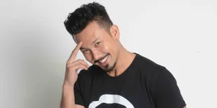 Unggah Foto Dengan Caption Ayat Alquran, Denny Sumargo Mualaf?
