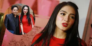 Unggah Foto Dinner Sendirian, Begini Ekspresi Angel Karamoy