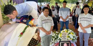 Unggah Foto-foto dengan Mendiang Donny Kesuma, Ghassan Kesuma Janji Akan Jadi Anak Sukses dan Saleh