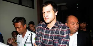 Unggah Foto Lama, Followers Stuart Collin Temukan Fakta Seram!