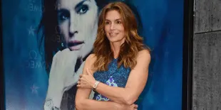 Unggah Foto Panas, Cindy Crawford Pamer Pose Topless