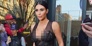 Unggah Foto Panas, Kim Kardashian Nekat Cuma Pakai Dalaman