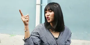 Unggah Pose Berbikini, Lucinta Luna Tantang Adu Keseksian