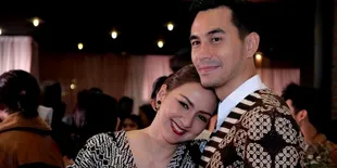 Unggah Video Tik Tok Bareng Istri, Darius Sinathrya Tulis Caption Manis