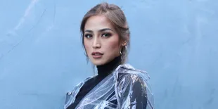 Unik &#38; Stylish, Jessica Iskandar Tampil Kece Pakai Jaket Plastik Transparan!